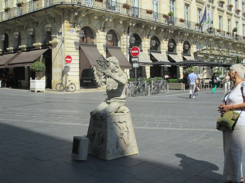 お金を入れてもらった瞬間、パフォーマンス開始！