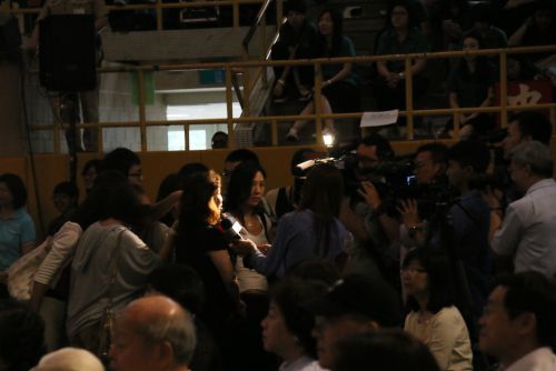 式の途中でTV局の取材を受ける張校長