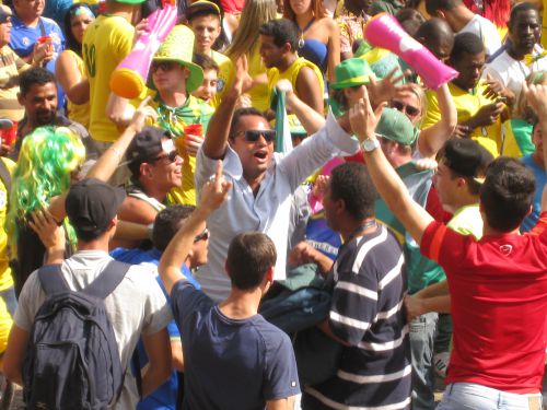 チリに勝って、歓声を上げるブラジルのサポーター(サンパウロ市の特設応援会場)