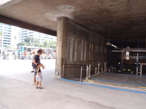 ストで閉鎖されたサンパウロ市のメトロ・コンセイソン駅の入り口（6月8日）