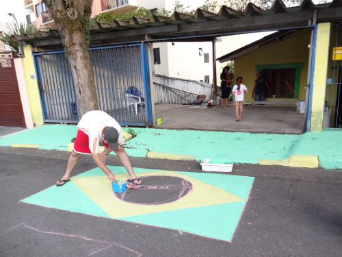W杯に向けて道路にブラジル国旗を描く様子