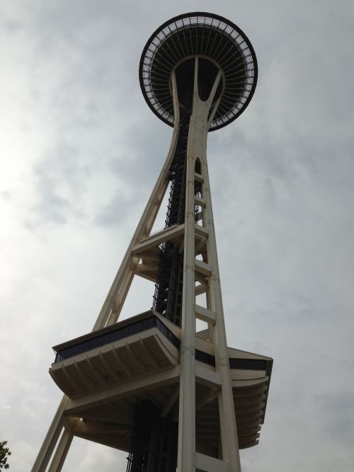 Space Needle（スペース・ニードル）。1962年に開かれた万国博覧会を記念して建てられたタワー。環状になっているところには47分で一回りし、360度のパノラマが楽しめる回転式レストランがあります。大晦日には花火が仕掛けられ、柱から火花が噴き出す様は圧巻です。
