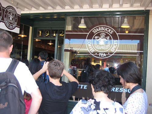 Starbucks（スターバックス）1号店。おなじみのエスプレッソ・コーヒーチェーン、スターバックス発祥の地。通りがかった日曜午前10時半ごろには、すでに入店のために行列が出来るほどの人気。前述のパイクプレイスマーケットに位置します。