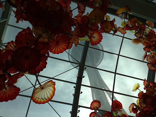 Chihuly Garden and Glass（チフーリ・ガーデン・アンド・ガラス）。ガラス工芸家、デール・チフリ氏の作品を集めた美術館が、スペース・ニードルと同じ、シアトル・センターという娯楽施設内にあります。屋内外に展示されたガラス作品の華やかさは、訪れた人を魅了してやみません。