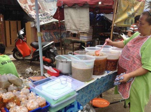 道端で売られている甘い黒糖シロップ漬けのデザート。かなり甘いですがおいしい！