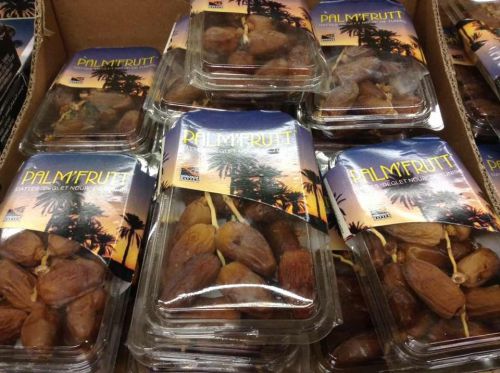 「神の与えた食べ物」とコーランに書かれているデーツ。日本では高いですが、インドネシアではこのパックで約250円