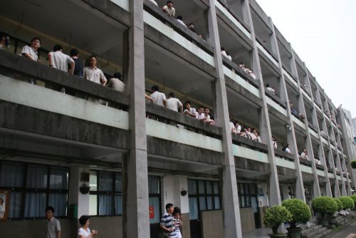 教室前で待機する卒業生たち