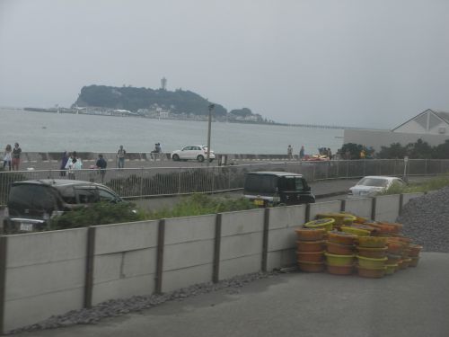 江ノ電から見た江ノ島