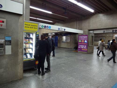 サンパウロ市のメトロ・アナ・ローザ駅構内に置かれた本の自動販売機