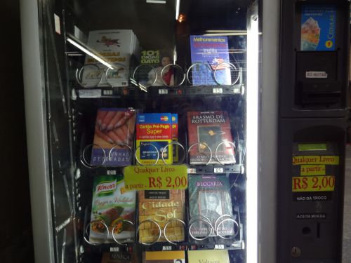 ベルトコンベアーのような器具に並べられた状態の本。全て一冊2レアル