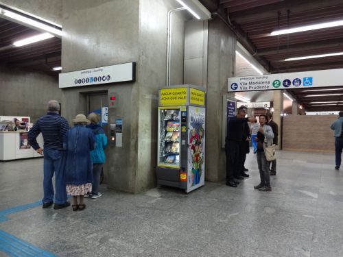 サンパウロ市のメトロ・アナ・ローザ駅構内に置かれた本の自動販売機
