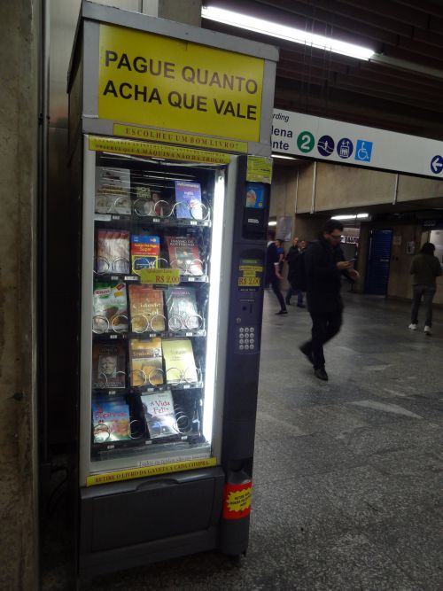 サンパウロ市のメトロ・アナ・ローザ駅構内に置かれた本の自動販売機