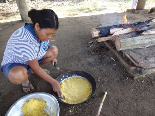 トウモロコシの粉を練ってフライパンで焼くグアラニ族の女性