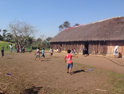 サッカーをするテノンデ・ポランのグアラニ族の子どもたち