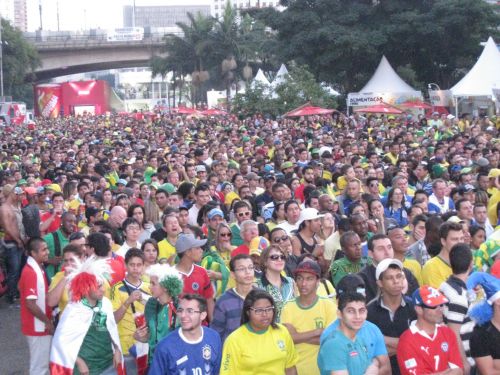 大量失点にがっかりするブラジル人サポーター(アニャンガバウー特設応援会場)