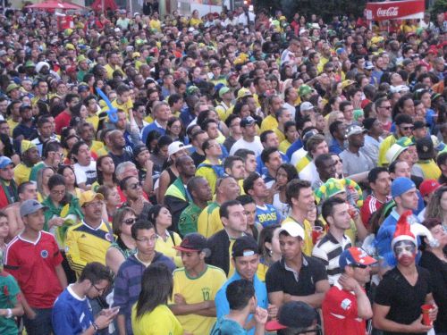 大量失点にがっかりするブラジル人サポーター(アニャンガバウー特設応援会場)
