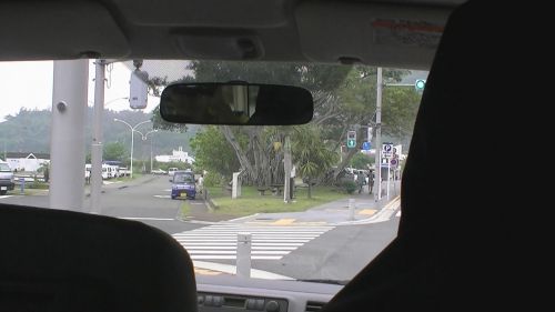 父島に二つしかない信号機の一つ。母島には一つもありません。