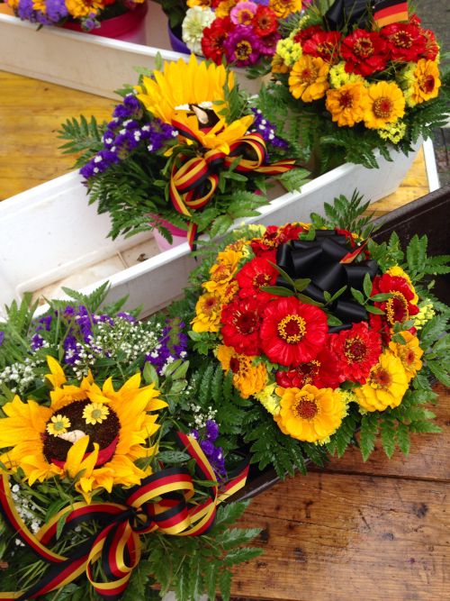 市場の花束もW杯ドイツ応援モードです。頑張れ!ドイツ!
