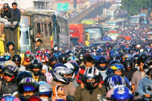 レバランに向けてバイクで帰省する人たち。日本の渋滞とは違った光景です