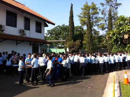 レバランの長期休暇明けには会社等でも集会があり、このように多くの人と謝りの挨拶を交わします。イスラム教徒じゃない人も、敬意を表して挨拶を交わします