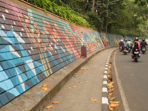 バンドンの道路ぎわの壁に描かれたイラスト。これは落書きではなく、許可を得て描かれたものです