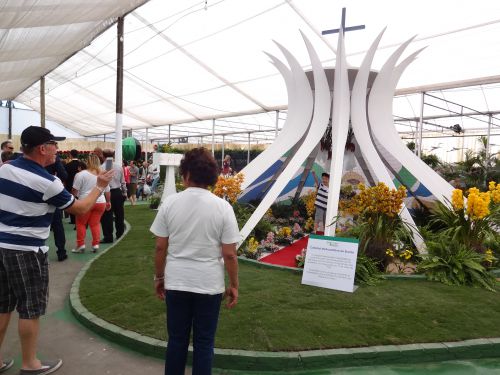 2014年のアルジャー花祭りの展示場で、レプリカ制作が難しかったブラジリアの大聖堂のオブジェクトと花の装飾