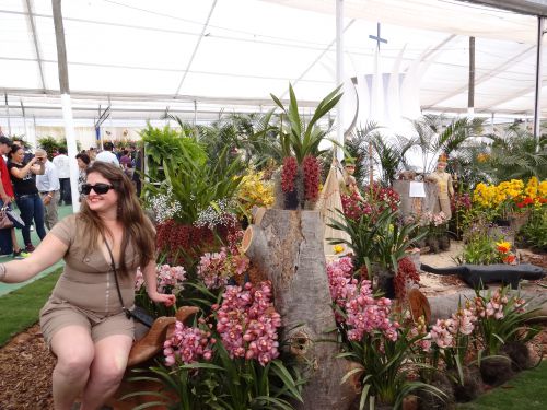 ブラジリアの大聖堂とインジオのオブジェクトの花の装飾前で記念撮影する女性