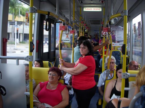 サンパウロ市近郊を走るバスの車内