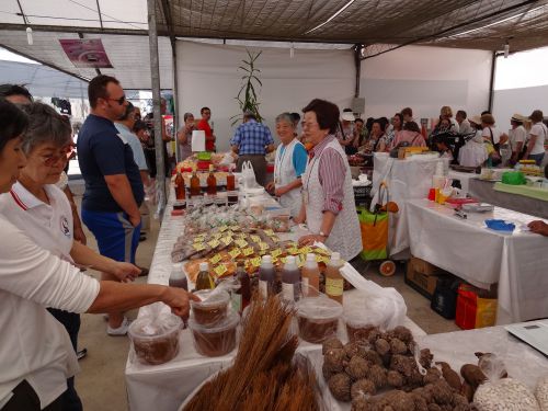 年配の日本人（子孫も含めて）が手作りの日本食品を販売するサンパウロの日系イベントでおなじみの光景