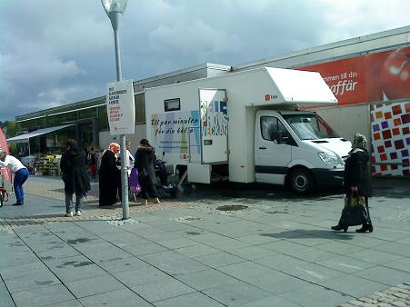 回診車の前では、パンフレット配りなどのPRも。