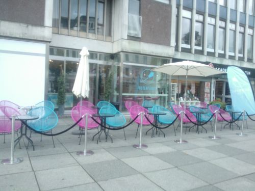 テラス席を備えた店も多くあります。