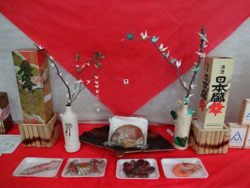「傘寿」のお誕生日会で飾られた手作りの焼き鯛など