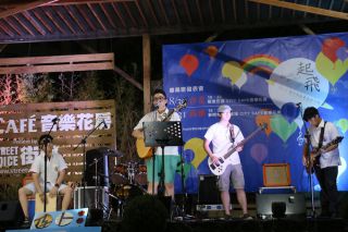 自分が制作した卒業歌を披露する様子