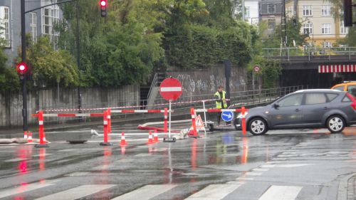 雨で冠水した道路は軒並み通行止めです。