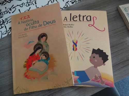 今年アレックスさんたちが出版した2冊の著書。左が『神の子の隠された歴史A historia oculta do Filho de Deus』