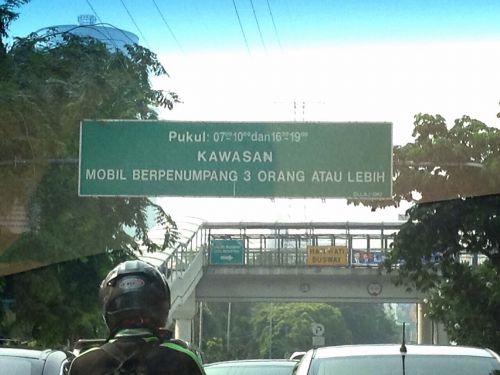 「7：00〜10：00と16：30〜19：00は3人以上乗車の区域」とあります