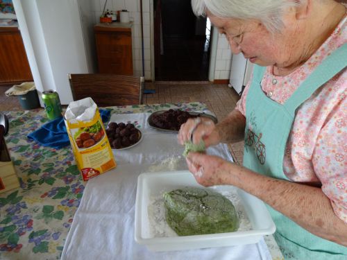 摘んだヨモギで大福を作るブラジルの大浦千代子さん
