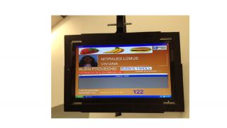 社員証をスキャンして、食事を受け取ります