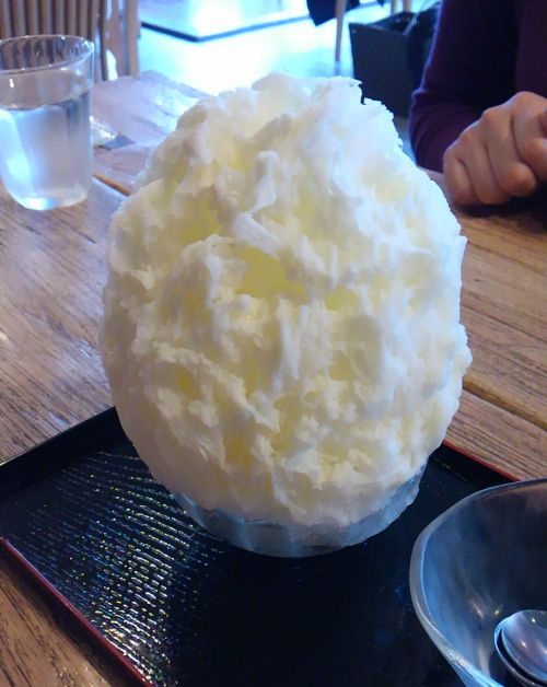 特製牛乳。ふわふわの氷で、口の中ですぐに消えます。