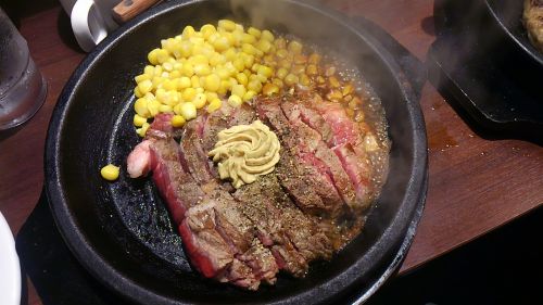 ソースをかけるとジュワーと湯気があがります。