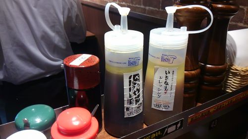 調味料が並ぶテーブル