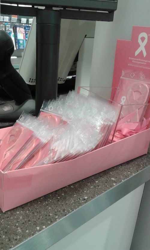 ピンクリボンは、薬局などで販売。アクセサリー感覚で身につける人を多くみかけます。