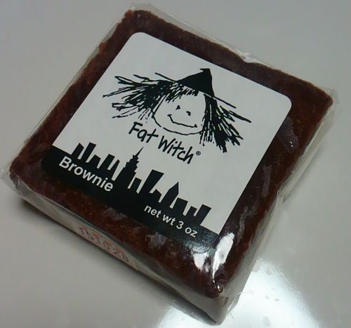 大サイズのブラウニー。魔女のイラストが目印。