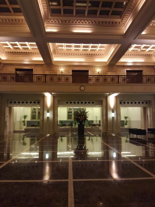 見てくださいこの美しい館内。