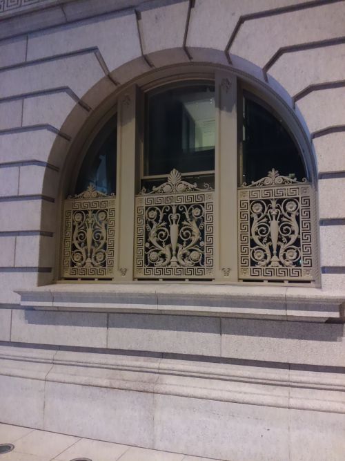 明治生命ビルの中から見える明治生命館の外壁。