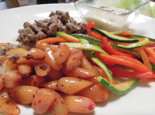 栄養価がとても高いアラウカリアの種は、マプチェ族にとって大切な食べ物