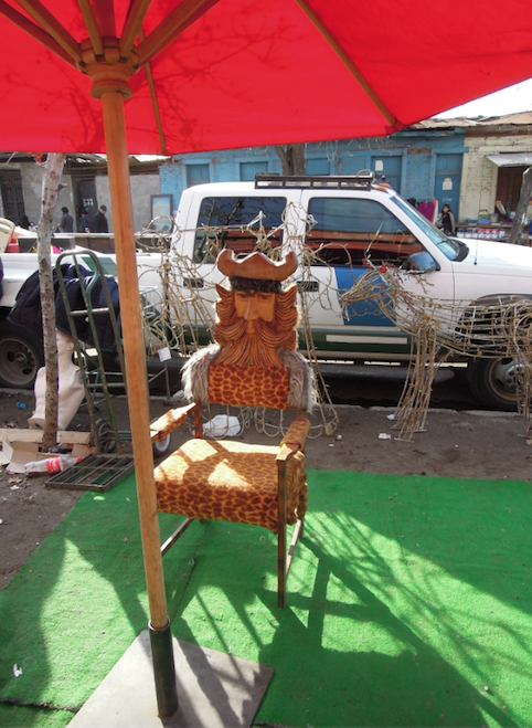 こんな椅子なんて見たことない！？不思議な椅子が売られています