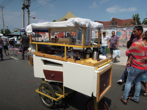 ケーキやコーヒー、それにホットドッグも人気の路上メニュー