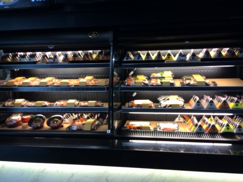 目を引く清潔感のあるディスプレイです