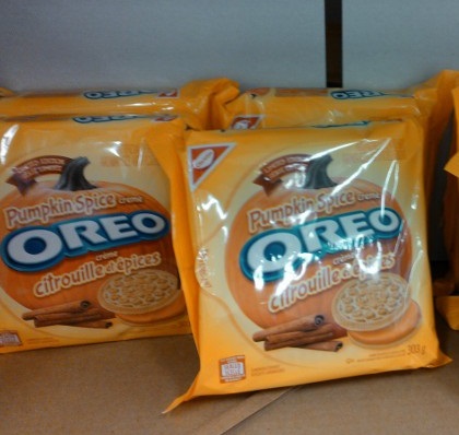 パンプキンスパイスのクリームをはさんだオレオ